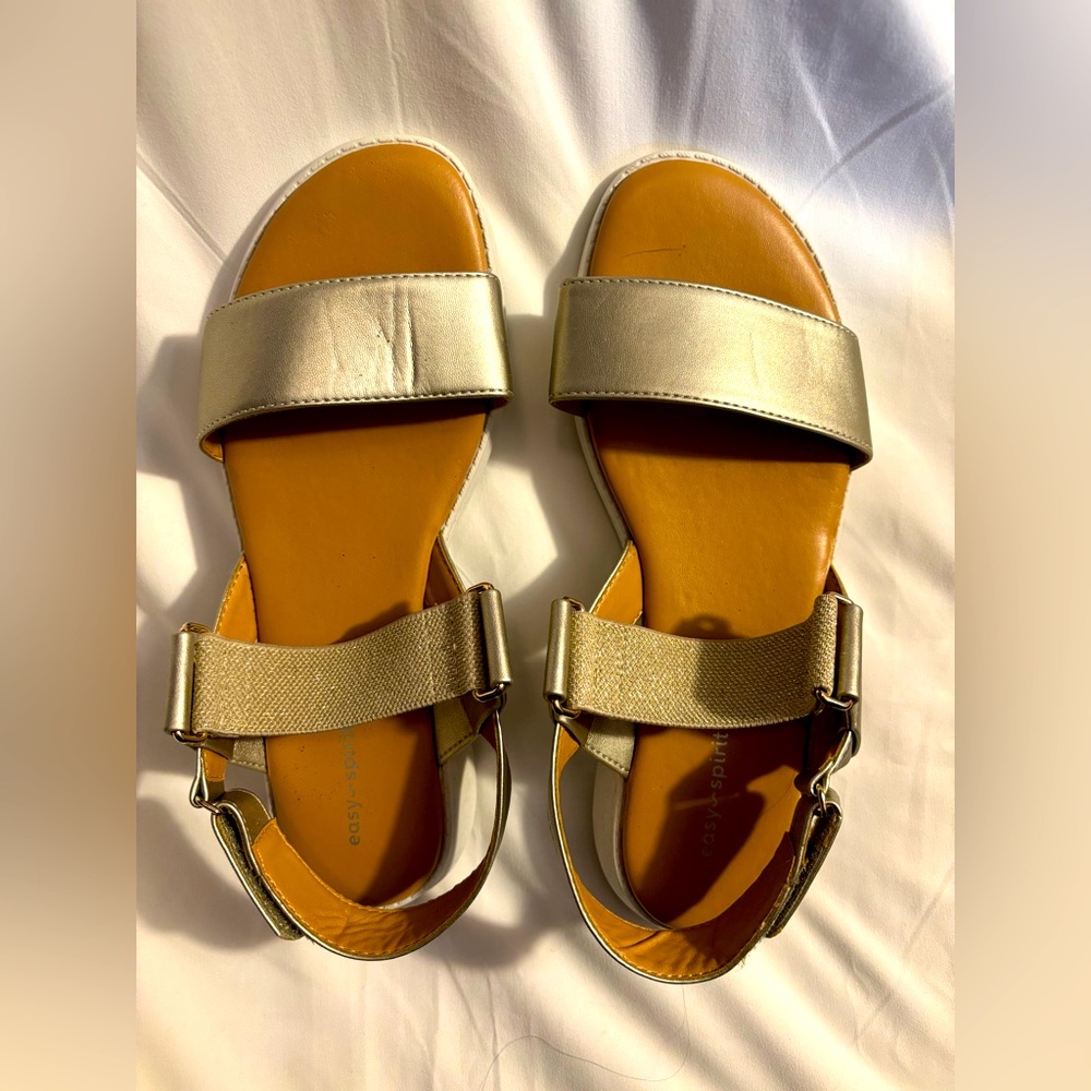 Easy Spirit Women’s Escappe3 Flat Sandal. Gold & white size 8 1/2 W